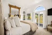 Exquisite pet friendly home, 5 blks from Gondola with stunning views!! - 按摩浴池