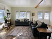 Luxury on Main, remodeled, homey, fresh and bright! - บังกะโล