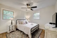 Spacious home with basement. City park steps away. Cleaning fee included. - Wifi