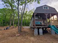 Cozy tiny cabin nested in the trees in a lake community, peaceful countryside. Hotels in Bryan County