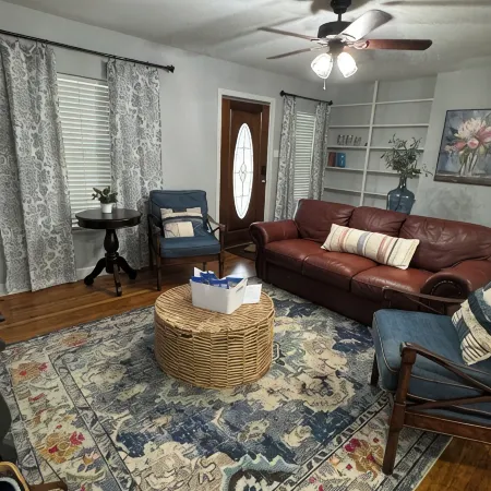 Gorgeous quiet and cozy 3 bedroom/ 2 bathroom home awaits you! Отели в г. Ювалде