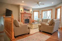 2 Story Condo @ Jay Peak w/ Hot Tub, Short Walk to Amphitheatre - Homestays