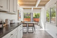 Designer Home Near Stanford/Tech Hub+AC/Gym/Office/BBQ/Parking. 2 Bed/1 Bath. - 4-Star