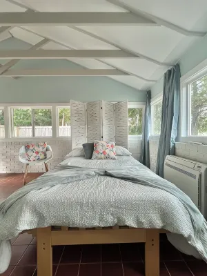 Modern 3-bedroom house in Wilmington with a HUGE yard and Bonus Sunroom - ジャグジー