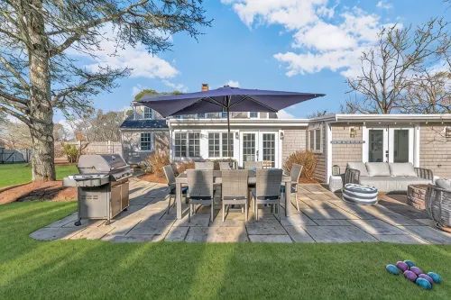 The Cape Codder: Large Yard, Steps to Town & Beach - Homestays