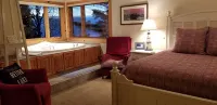 Peaceful 2 Bedroom Retreat with Lake Superior Sunrise Views. Near 3 State Parks! - 4-Star