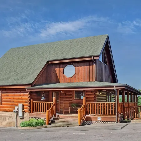 STUNNING MOUNTAIN VIEWS!! 2 br/2.5 ba Cabin, plus Loft! PRICE REDUCTION!