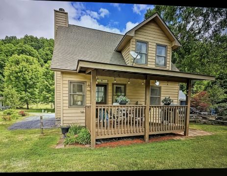 Entire cabin in Maggie Valley