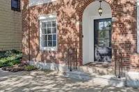 BEAUTIFUL village apt.  Walk to river, shops, eateries. Great for getaway / work - 4-Star