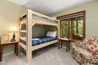 Majestic Mtn Cabin w Quick Hiking & Overlook Access - 수영장