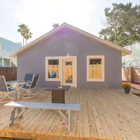 NEWLY RENOVATED DOG FRIENDLY BEACH HOUSE WITH FENCED IN YARD 1 BLOCK TO BEACH