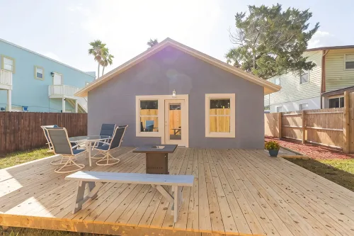 NEWLY RENOVATED DOG FRIENDLY BEACH HOUSE WITH FENCED IN YARD 1 BLOCK TO BEACH - 4-Star