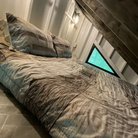 Holly Trail Treehouse in Anderson w/Wifi, AC, Smart TV, Full Bath and Washer