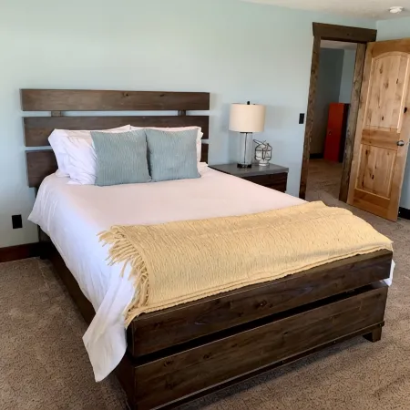 Immaculate Garden City Cabin - Stunning Bear Lake Views - Sleeps 14!!