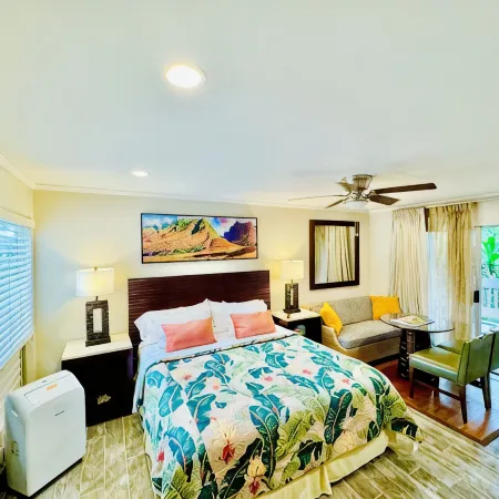 TOTALLY REMODELED Tropical Paradise Studio with A/C & washer/dryer