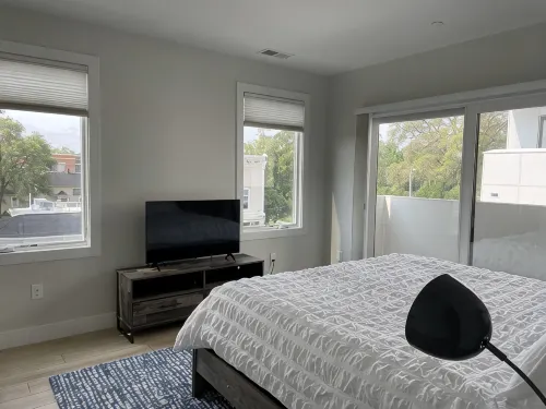 SNL New condominium one block from West Bay. Great location. - 4-Star