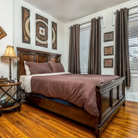 Elegant 2 BR With Stunning Kitchen Prime Location!