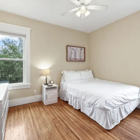 Cozy Upper 3 bed 2 full bath + loft + balcony