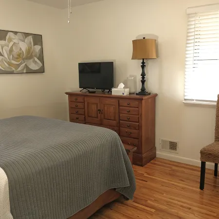 Charming Top Floor Home Close to I-80, UNL, & Downtown