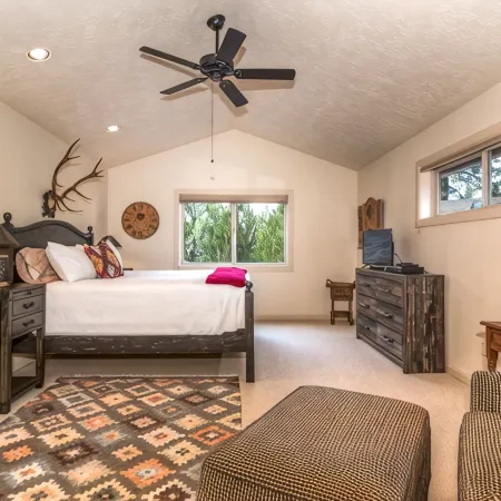 Sunriver Adventure Lodge - 4Br/3.5BA, 2 Primary Suites, A/C, Bikes, & Sharc