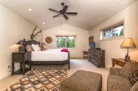 Sunriver Adventure Lodge - 4Br/3.5BA, 2 Primary Suites, A/C, Bikes, & Sharc - Gym