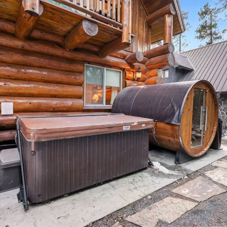 Cozy Ski Retreat in Govy w/ Hot Tub and Outdoor Sauna
