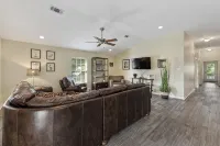 View the Beach from Your Porch.  Best Location, 5 Blocks to Downtown - บูติค