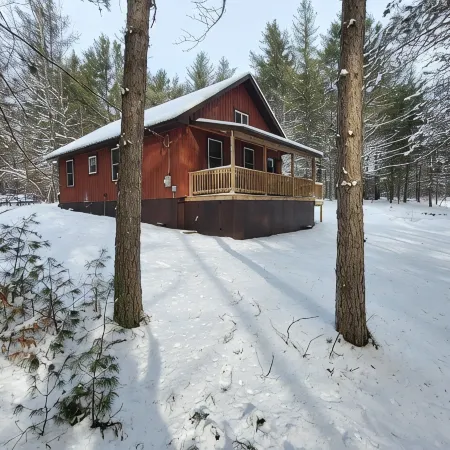 "Singing Pines" Newly Built Vacation Rental