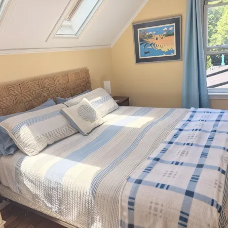 Jamestown: Cozy Coastal Cottage in Town Near Beaches & Newport, Dogs OK!