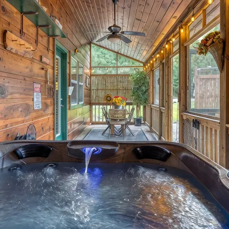 Moose Lodge-Toccoa River HotTub-Sleep 8. Beautiful North Georgia Mountains