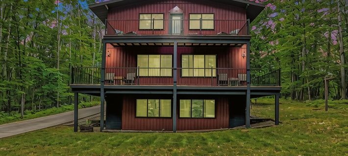 Big Red! Modern clubhouse with Hot Tub! Walking distance to Castle - 4 bedrooms Hotels in Mecosta County