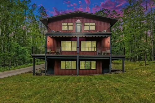 Big Red! Modern clubhouse with Hot Tub! Walking distance to Castle - 4 bedrooms - 4-Star