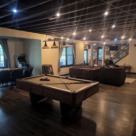6 Bedroom house on 7 acres