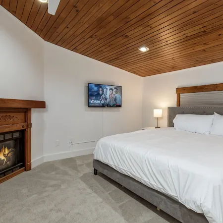 Modern 7Bd/3Ba Mountain Chalet w/ Hot tub, 3 minutes from Okemo