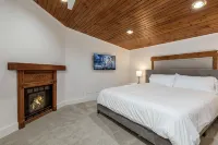 Modern 7Bd/3Ba Mountain Chalet w/ Hot tub, 3 minutes from Okemo - 샬레 호텔