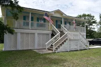 Come enjoy some laid-back beach vibes. Walk to the beach, shops, restaurants. - Wifi