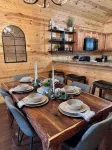 Newer Cabin, Sleeps 6, 2 King Suites, THEATER, Hot Tub, Resort Pool,1 mi to Pkwy - 小木屋
