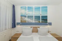 Apartment near the beach at the marina - Pools