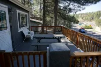 Flagstaff; Big house with Hot Tub Close to downtown, Secluded in the cool pines. - พร้อมระเบียง