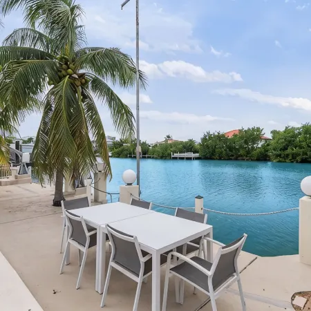 Waterfront - 5 Br, 4 BA, Pool w Spa, 80' Dock, Tiki Hut, Beach Nearby, Parking