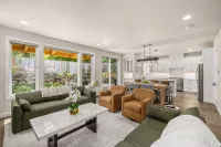 Stylish Lake Oswego Retreat - All New High End Furnishings and Amazing Patio - Wifi