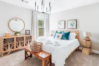 Master on Main + 2 Living Rooms I Minutes to Downtown, Uga & Sanford I Sleeps 9 - 4-Star