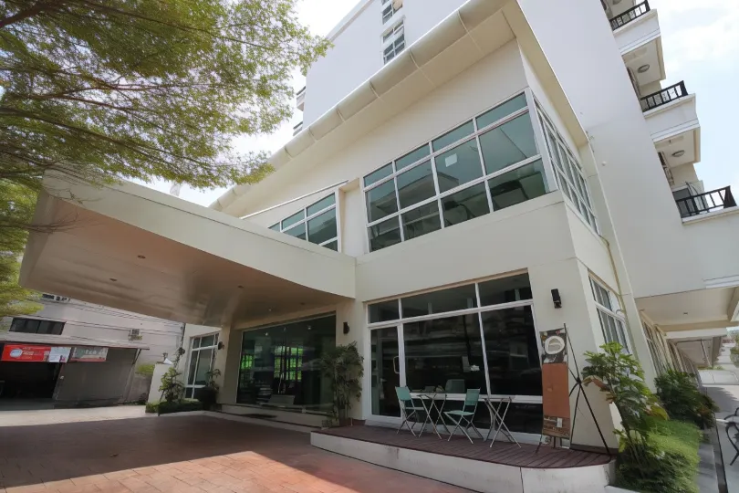 The Royalbee Aparthotel