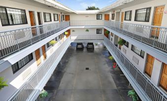 Nob Hill Motor Inn -Newly Updated Rooms!