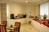 VR Queen Street Hotel & Suites - servizio colazione