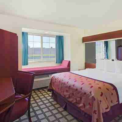 Microtel Inn & Suites by Wyndham Holland Rooms