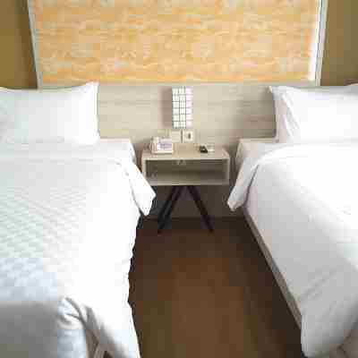 Front One Akshaya Hotel Karawang Rooms