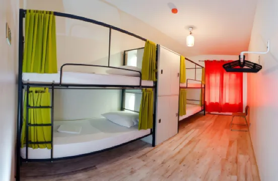 Oki Doki OLD TOWN Отели рядом с достопримечательностью «Скульптура «Мальчик и лебедь»»