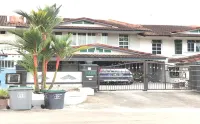 Jiaxin Homestay Desa Terbau Hotels near Tiram Indoor Water Park