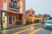 RedDoorz Syariah Near Margahayu Raya Hotels in Buahbatu